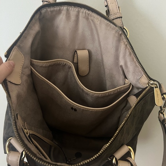 Michael Kors Handbag 👜 (shoulder) - Picture 8 of 11